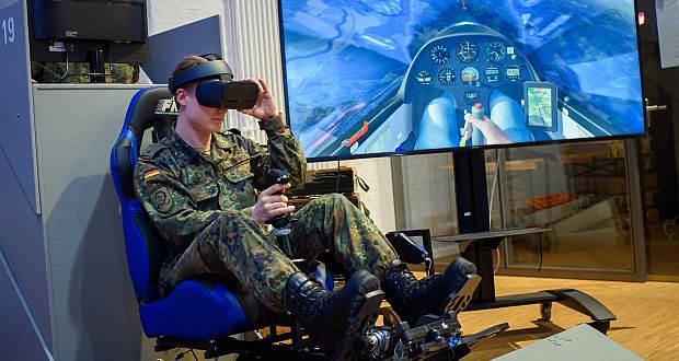Nicht alle Innovationen, die das Cyber Innovation Hub der Bundeswehr testet, schaffen es auch in den Alltag der Soldaten. Hier führen Mitarbeiter einen Flugsimulator vor. (c) picture alliance/dpa/Gregor Fischer