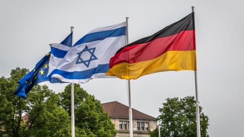 Die Fahnen der europäischen Union, Deutschlands und Israels (c) Getty Images/EyalGranit
